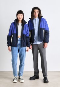 Tommy Jeans REVERSIBLE JACKET UNISEX - Chaqueta de entretiempo - bright blue multi