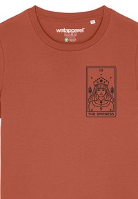 Roodbruin katoenen t-shirt met een zwart grafisch ontwerp van de tarotkaart "De Keizerin" met dikke lijnen en tekst. Zachte textuur.