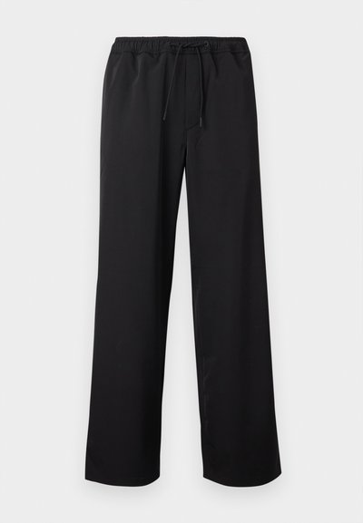 Μαύρο παντελόνι με φαρδιά μπατζάκια, ελαστική μέση και κορδόνι, σχεδιασμένο για καθημερινή ή άνετη χρήση στο σπίτι.