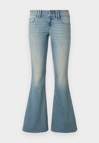 Φαρδιά τζιν σε ανοιχτό μπλε με ψηλή μέση, διακριτική ξεθώριαση, δύο μπροστινές τσέπες και δύο πίσω τσέπες με κλείσιμο κουμπιού.