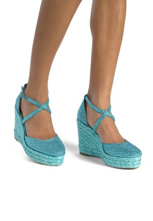 Tacchi a cuneo turchesi con texture intrecciata, adornati con strass, dotati di cinturini incrociati alla caviglia e suola piattaforma.