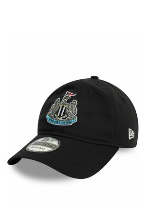 Schwarze Baumwollkappe mit gebogenem Schild und verstellbarem Riemen. Auf der Vorderseite befindet sich ein gesticktes Logo von Newcastle United.