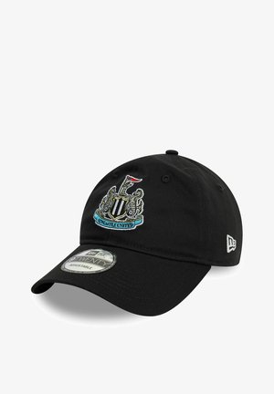 Zwarte pet van katoen met een gebogen klep en verstelbare band. Heeft een geborduurd Newcastle United-logo aan de voorkant.