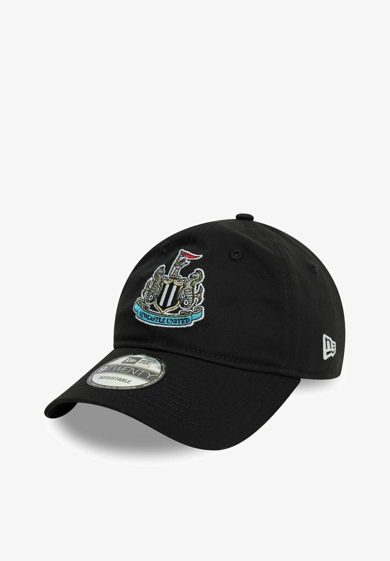 Zwarte pet van katoen met een gebogen klep en verstelbare band. Heeft een geborduurd Newcastle United-logo aan de voorkant.