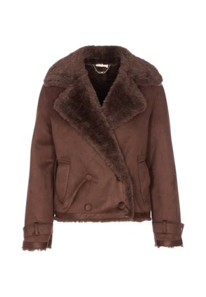 Giacca marrone in finta pelliccia con colletto ampio, bottoni doppiopetto, tasche laterali e design corto con dettagli testurizzati.