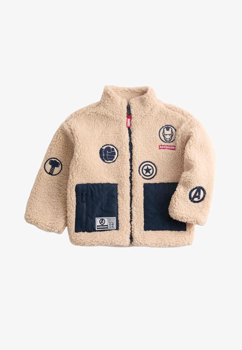 Giacca in pile beige con tasche trapuntate nere, cerniera frontale e loghi degli Avengers tra cui Iron Man, Thor, Hulk e Captain America.