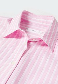 Camicia a righe rosa chiaro con strisce verticali bianche, dotata di colletto a punta e chiusura con un singolo bottone. Realizzata in cotone morbido.