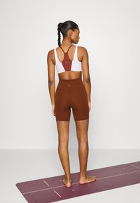 Nike Performance THE YOGA LUXE SHORT - Leggings - oxen brown/iron grey