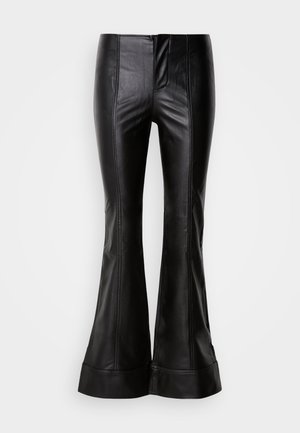 Pantalons évasés en cuir noir avec une texture lisse, dotés de détails de couture à l'avant et d'une taille avec une fermeture éclair dissimulée.
