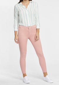 Wrangler Vaqueros pitillo - pink