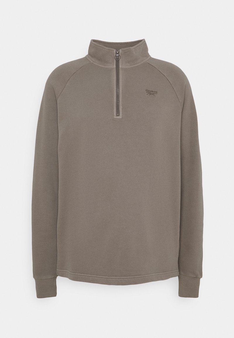 Sudadera de polar en marrón apagado con cremallera de un cuarto de longitud, mangas raglán y un sutil estampado del logo en el pecho. Textura suave.