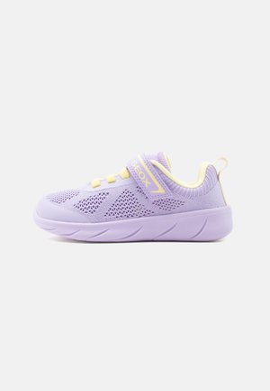Dziecięcy tenisówka w kolorze liliowym i jasnożółtym z oddychającą siateczkową cholewką, amortyzowaną podeszwą oraz paskiem na rzep z napisem "GEOX" na białym tle.