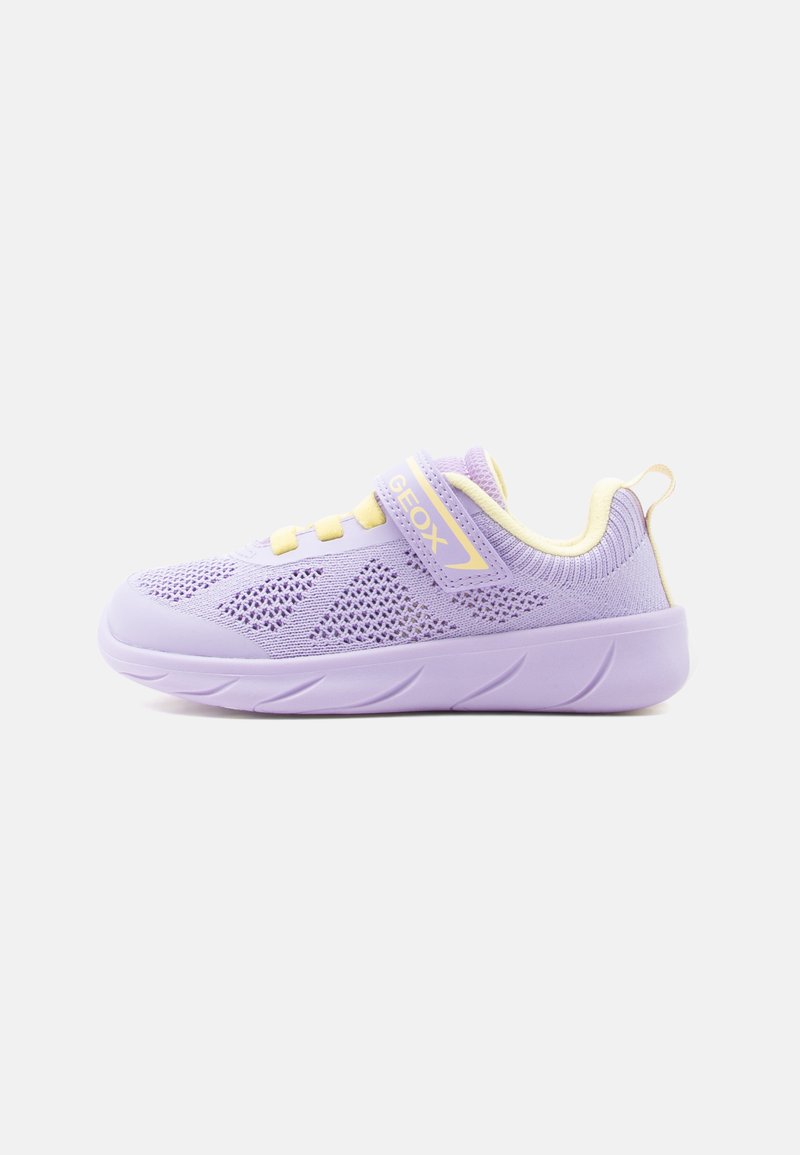 Παιδικό αθλητικό παπούτσι σε λιλά και απαλό κίτρινο χρώμα με επάνω μέρος από διαπνέον πλέγμα, μαλακή σόλα και λουράκι με βέλκρο που φέρει την επιγραφή "GEOX" σε λευκό φόντο.