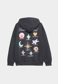 Mørk hættejakke med farverige spirituelle symboler og positive bekræftelser om intuition, vejledning, beskyttelse, forandring, balance og held på ryggen.