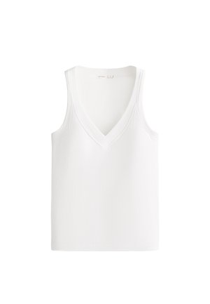 Witte geribde tanktop met een V-hals en brede schouderbanden. De stof lijkt zacht en lichtgewicht. Eenvoudig ontwerp zonder patronen.
