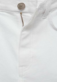 Shorts en denim blanc avec une fermeture à glissière et un bouton. Présentent des coutures visibles, une texture lisse et des poches latérales.