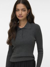 Pull gris côtelé avec un col chemise et une patte de boutonnage à trois boutons. Coupe ajustée avec des manches longues et une texture lisse.