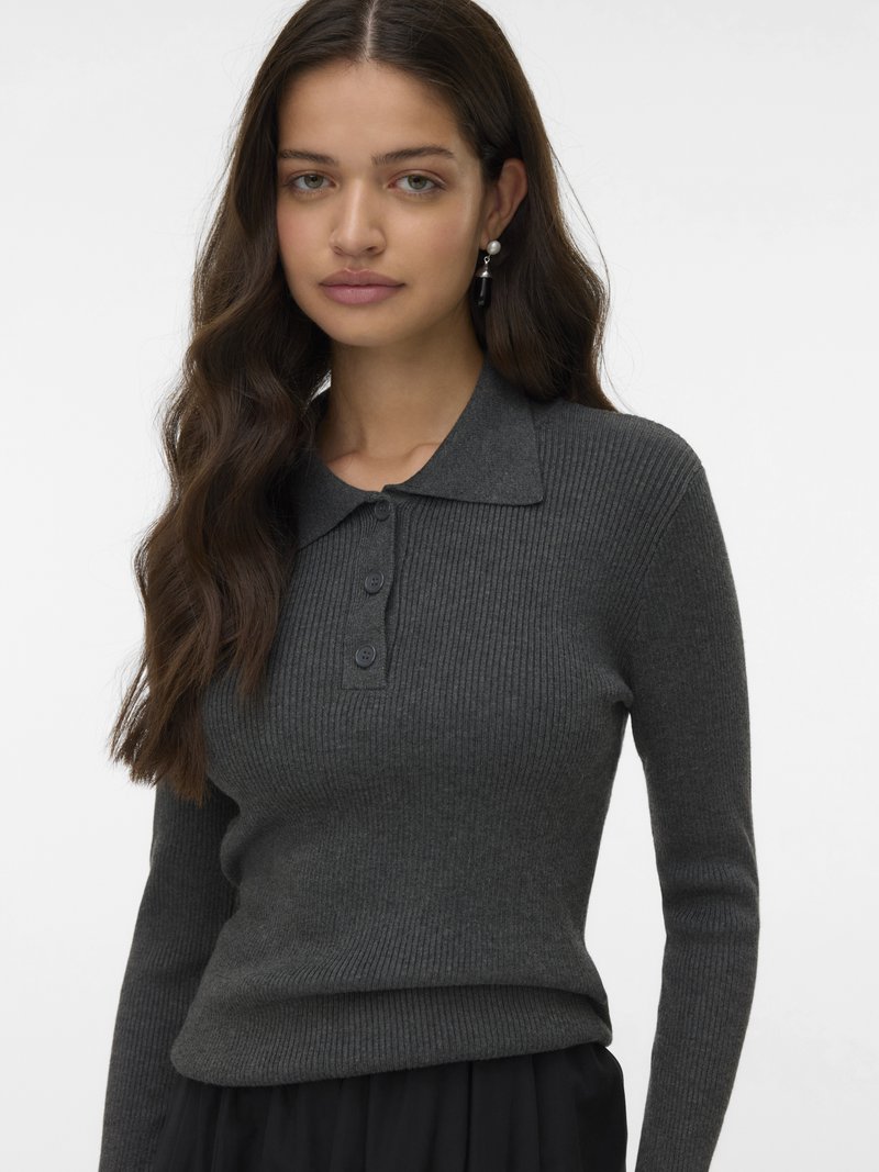 Pull gris côtelé avec un col chemise et une patte de boutonnage à trois boutons. Coupe ajustée avec des manches longues et une texture lisse.