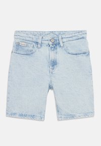 Šviesiai mėlyni džinsiniai šortai su dėvėtu išvaizda, penkių kišenių dizainas, metalinis mygtukas ir Calvin Klein logotipas ant priekinių juosmens.