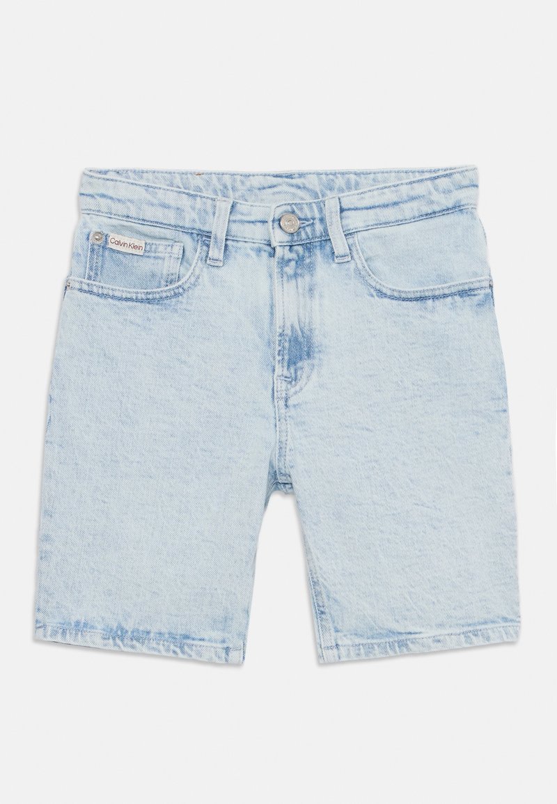 Ljusblå denimshorts med en blekt look, femficksdesign, metallknapp och Calvin Klein-logotyp på framsidan av midjebandet.