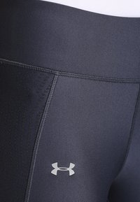Leggings navy yang elastis dengan panel tekstur dan jahitan yang diperkuat. Memiliki logo perak di sisi kiri bawah, memberikan desain yang ramping.