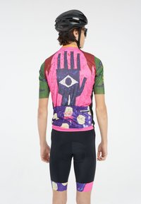 Mannen wielershirt met heldere roze, groene en paarse abstracte patronen op een zwarte basis. Strak aansluitend ontwerp, gecombineerd met zwarte shorts.