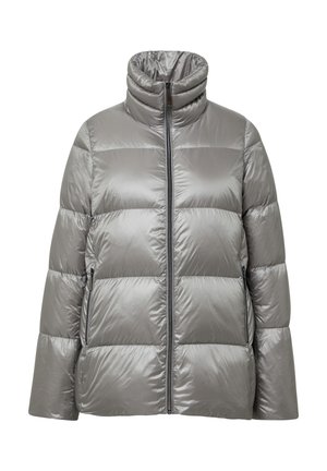 Graue Pufferjacke mit hohem Kragen, horizontalen Steppnähten, einem Reißverschluss vorne und seitlichen Taschen. Hergestellt aus glänzendem, leichtem Material.