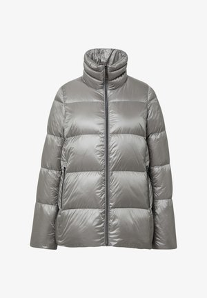 Graue Pufferjacke mit hohem Kragen, horizontalen Steppnähten, einem Reißverschluss vorne und seitlichen Taschen. Hergestellt aus glänzendem, leichtem Material.