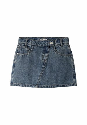 Mini-jupe en denim bleu avec poches avant, passants pour ceinture, bouton frontal et détails des coutures.