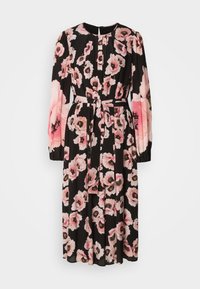 Vestido midi negro con mangas largas y estampado floral rosa, que presenta un escote redondo, detalles pliegues y un cinturón de tela atado en la cintura.