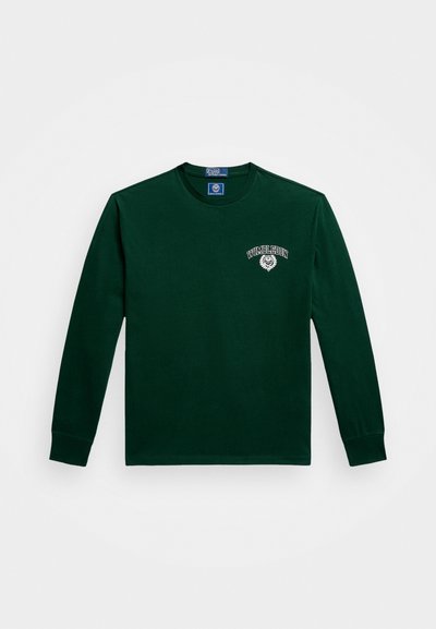 Donkergroene katoenen shirt met lange mouwen, ronde hals en geborduurd "Wimbledon"-logo met een leeuwontwerp op de borst.