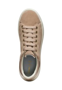 Sneaker in suede rosa chiaro con suola in gomma bianca, occhielli dorati e lacci piatti. L'interno presenta una imbottitura grigia con branding.