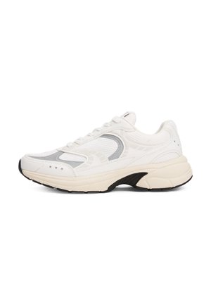 Biało-szary sportowy sneaker z panelami z siateczki, z przodu na sznurówki i grubą beżową podeszwą z czarnymi akcentami bieżnika.