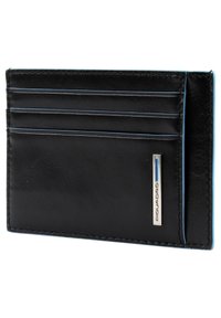 Portafoglio in pelle nera con slot per carte multiple, cuciture blu e un accento del marchio argentato. Texture liscia e forma rettangolare.