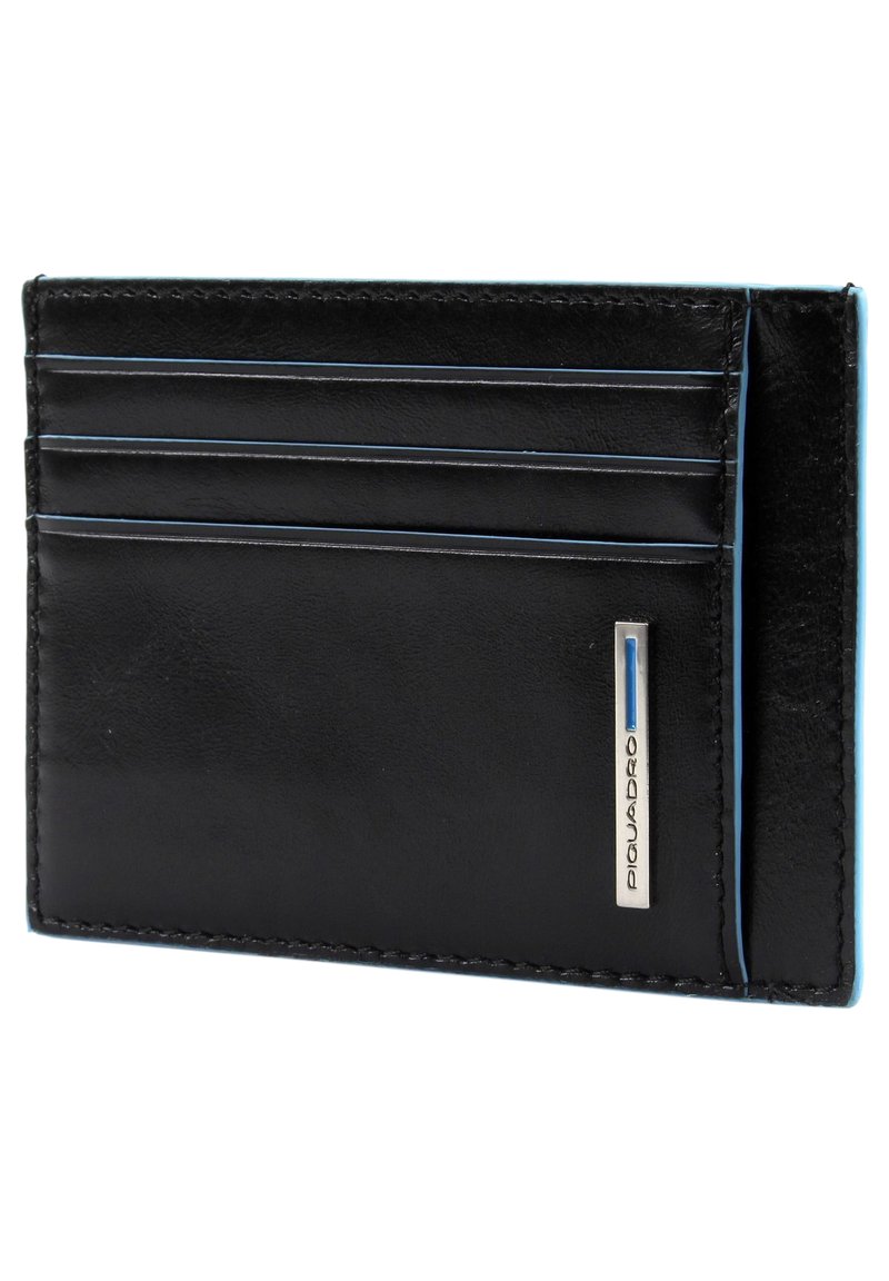 Portafoglio in pelle nera con slot per carte multiple, cuciture blu e un accento del marchio argentato. Texture liscia e forma rettangolare.