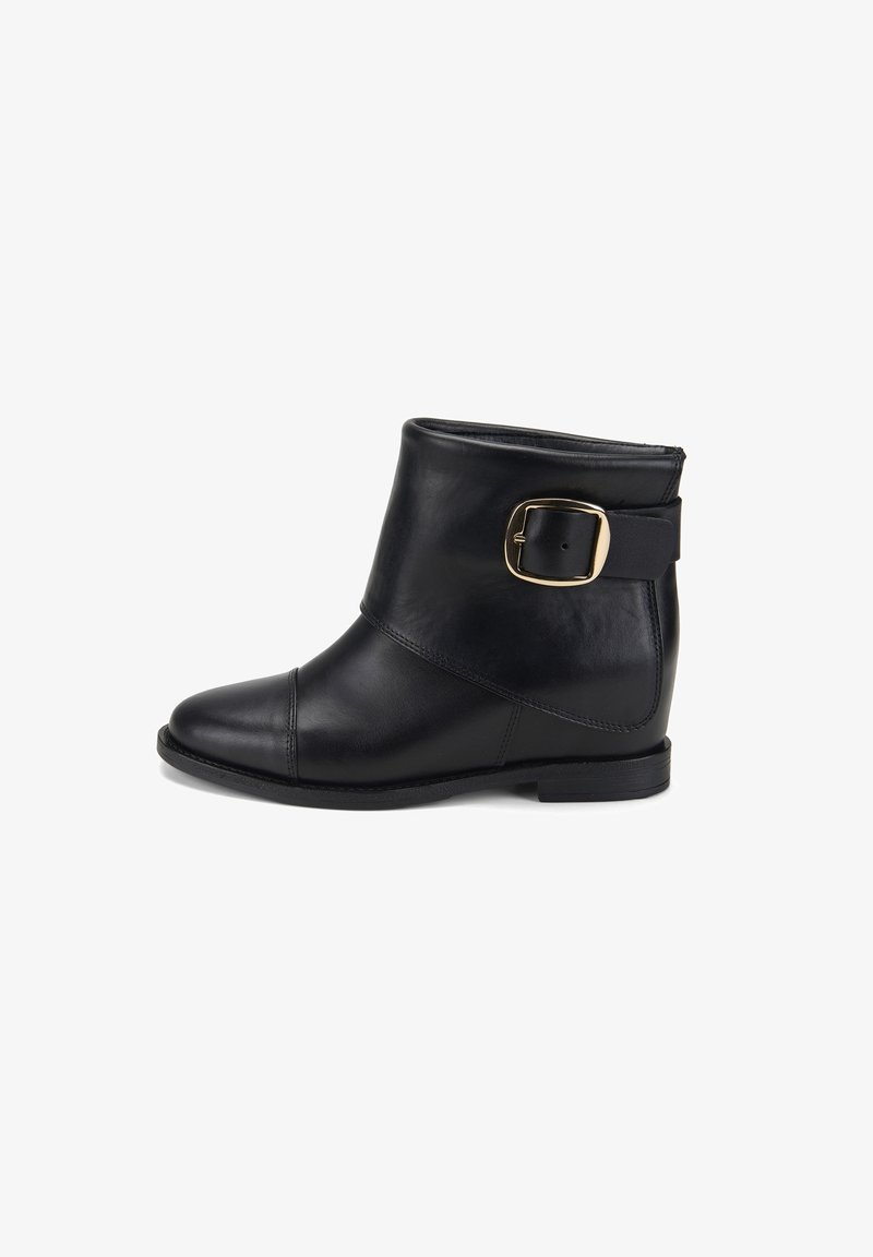 Bottine en cuir noir avec talon bas et boucle dorée sur le côté, finition lisse et bout arrondi.