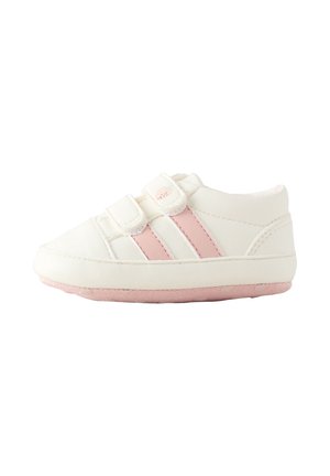 Biało-różowy dziecięcy sneaker z dwoma rzepami i miękką podeszwą, zaprojektowany dla komfortu niemowląt i łatwego zakładania.