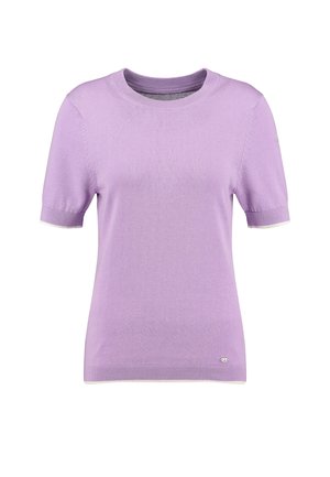 Fioletowy, krótki sweter z dzianiny z krótkim rękawem, z prążkowanym okrągłym dekoltem, mankietami i dołem, z małym metalowym logo w pobliżu dolnej krawędzi.