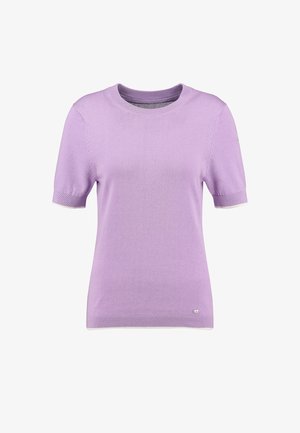 Maglione lavorato a maglia color lavanda a maniche corte con collo rotondo, polsini e orlo a coste, con un piccolo logo metallico vicino all'orlo inferiore.