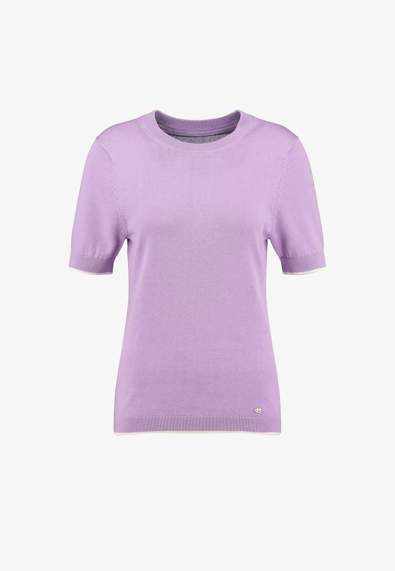 Maglione lavorato a maglia color lavanda a maniche corte con collo rotondo, polsini e orlo a coste, con un piccolo logo metallico vicino all'orlo inferiore.