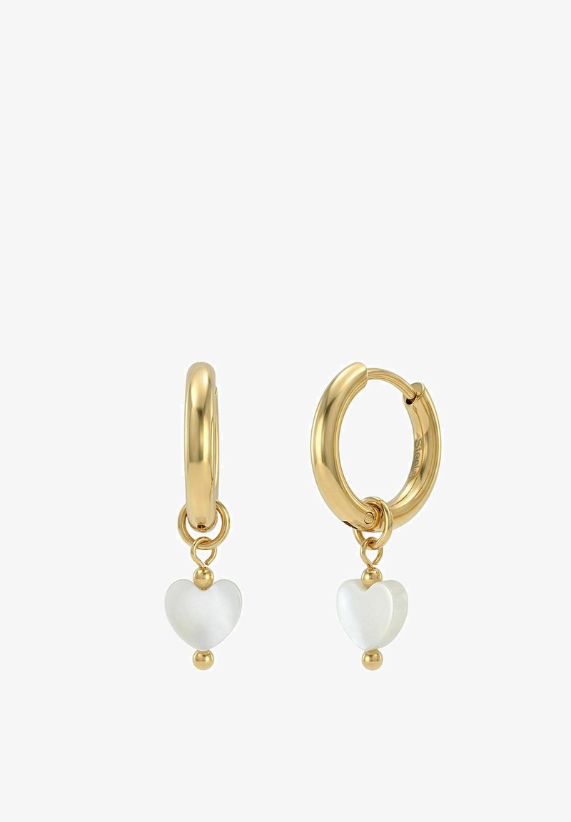 Gouden oorringen met kleine witte hangers in de vorm van een hartje die aan elke oorring hangen, tegen een witte achtergrond.