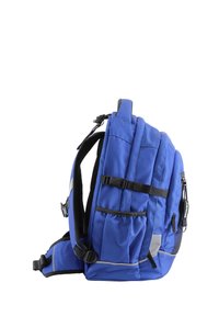 Mochila de tela azul con espalda acolchada, tirantes ajustables, bolsillos laterales y detalles reflectantes. Cuenta con un cierre frontal de hebilla y cremallera.