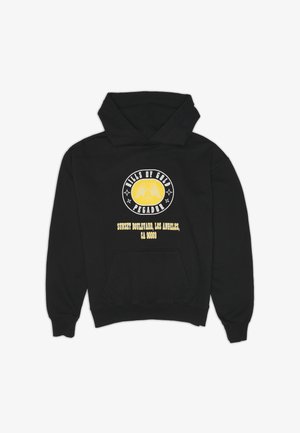 Czarna bluza z kapturem z żółtą okrągłą emblematem i tekstem brzmiącym "Hills of Gold Pegador" oraz "Sunset Boulevard, Los Angeles, CA 90069."