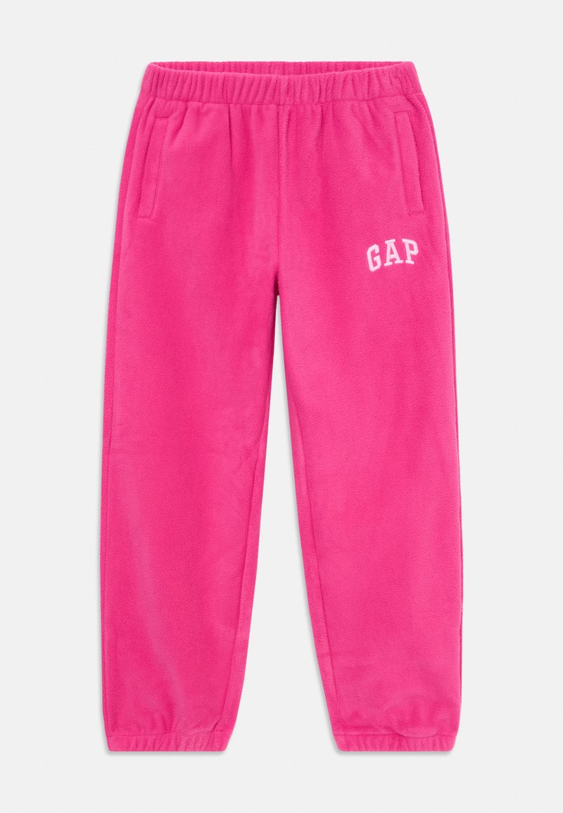 Fleece jogger hlače v svetlo roza barvi z elastičnim pasom, dvema stranskima žepoma in belim logotipom "GAP" na levi strani.
