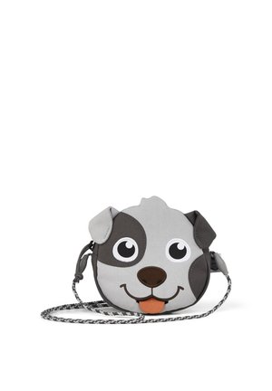 Kleine graue Umhängetasche in Form eines lächelnden Hundegesichts mit schlappen Ohren, großen Augen und heraushängender Zunge, mit geflochtenem Riemen.