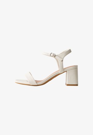 Sandalo bianco da donna con punta aperta, cinturino alla caviglia, fibbia argento e tacco a blocco su sfondo bianco.
