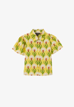 Camicia a maniche corte di colore giallo con un motivo floreale. Presenta margherite bianche con centri rossi e foglie verdi, completata con una chiusura a bottone.