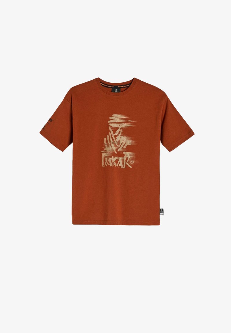 Bawełniany t-shirt w kolorze rdzy z krótkim rękawem. Z przodu znajduje się kremowy nadruk graficzny w postaci abstrakcyjnych kształtów oraz słowo "DAKAR".