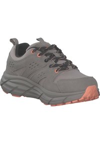 Zapatillas deportivas grises con parte superior de ante texturizado, cordones negros y acentos rosas en la suela y los ojetes. Suela gruesa y estriada para mayor soporte.