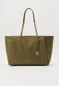 Oliivinvihreä käsilaukku sileällä pinnalla, jossa on kullanväriset ketjukahvat ja kultainen MK-logoripustin. Tilava olkalaukku, jossa tasainen pohja.